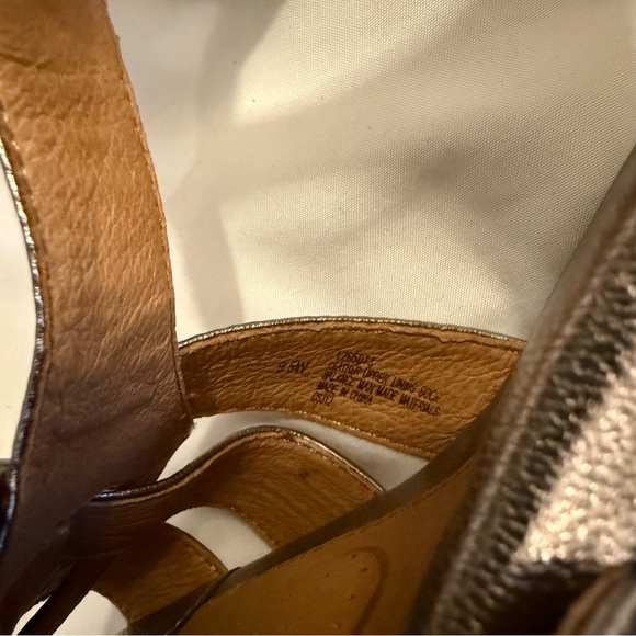 NWOT Sofft 9.5W Sabana Metallic Leather T-strap Sandal - Picture 6 of 7